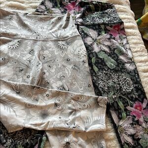 Evolution and Creation Gray Floral Design Capri Leggings sz M 2-pr